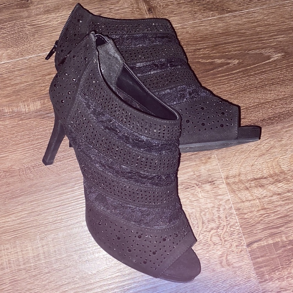 Black lace shoes